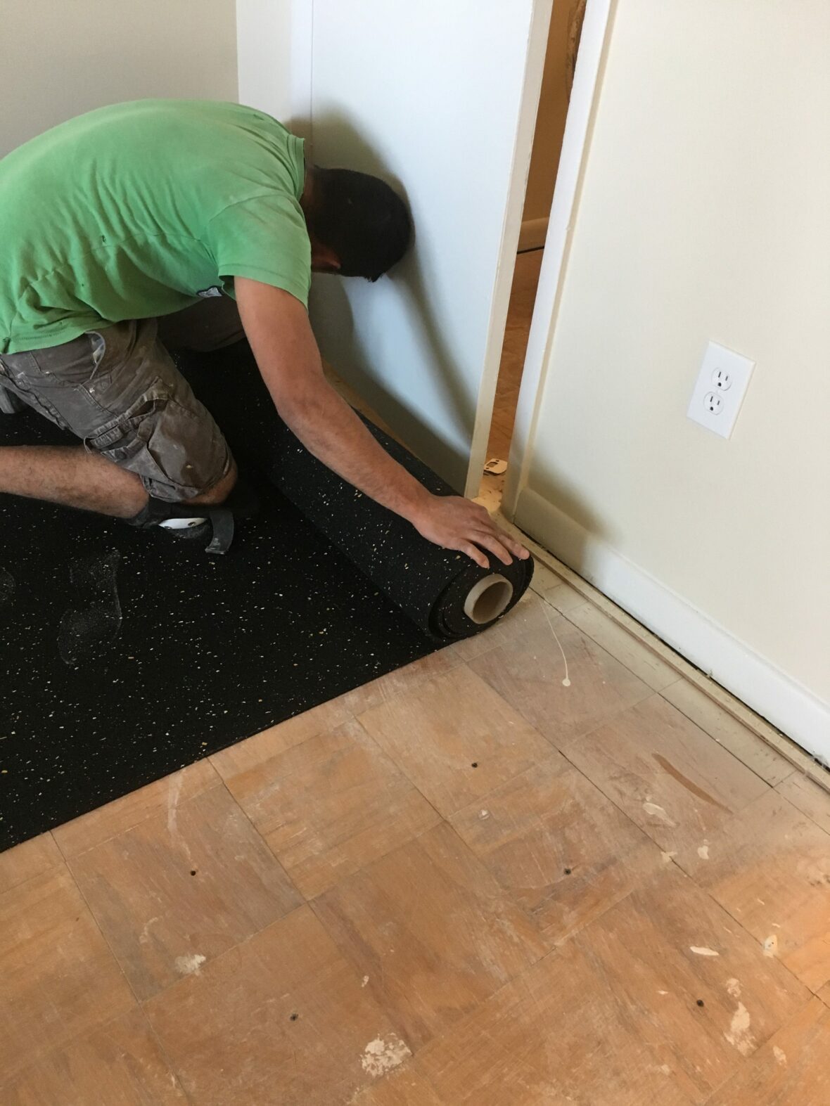 trimming Floor fighter for combating foot noise to soundproof a floor